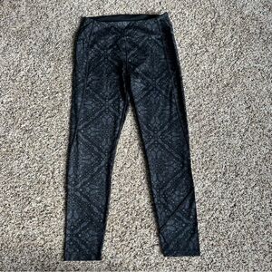 PINK Victoria's Secret Paisley/Black leggings‎ Size Medium Juniors